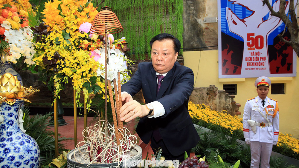 Bí thư Thành ủy Hà Nội Đinh Tiến Dũng dâng hương tưởng niệm đồng bào bị bom Mỹ sát hại tháng 12-1972.