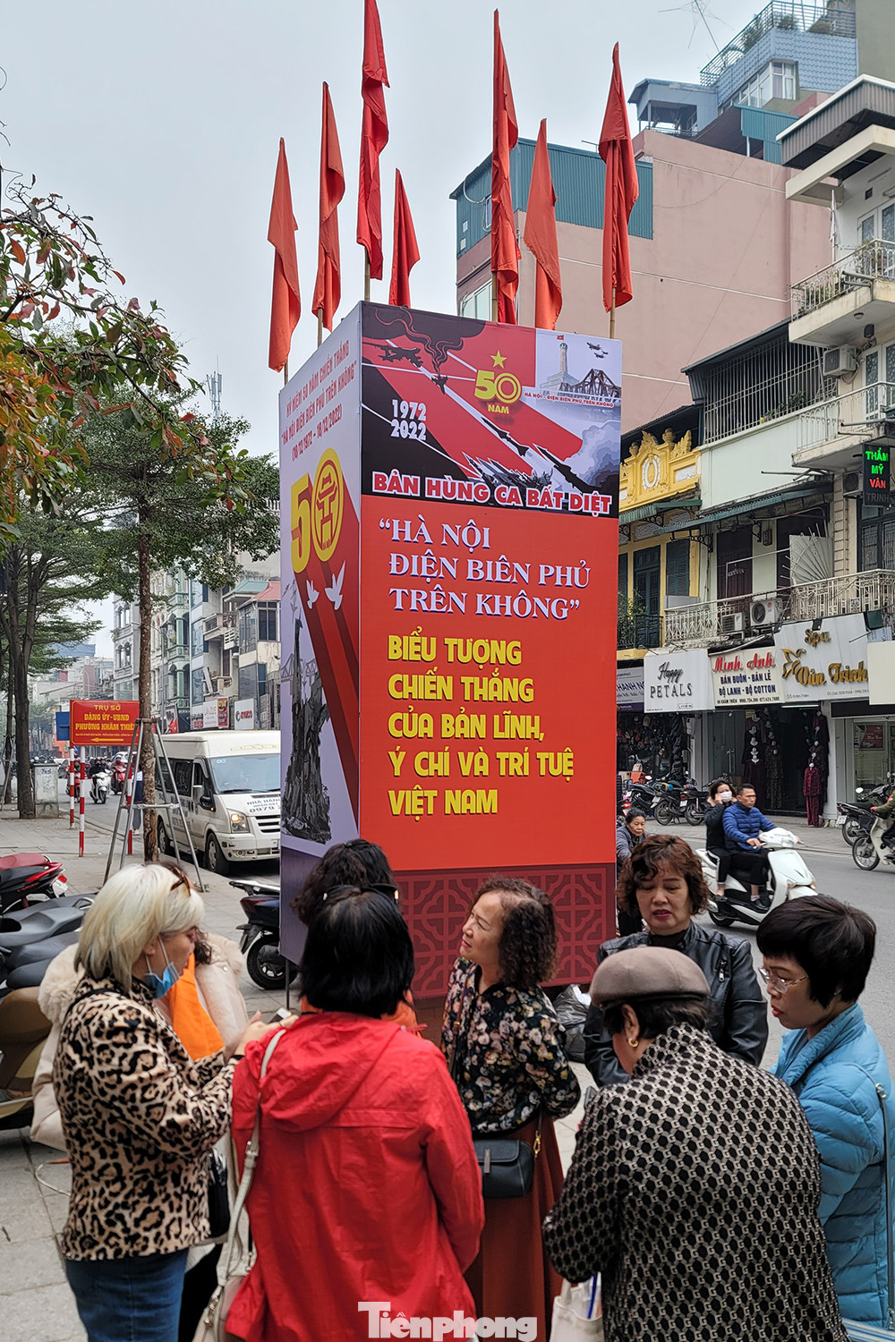 Phố Khâm Thiên có chiều dài 1.170 mét với 26 ngõ. Cách đây 50 năm, hồi 22 giờ 45 phút đêm 26/12/1972, phố Khâm Thiên đã bị máy bay của đế quốc Mỹ ném bom rải thảm.