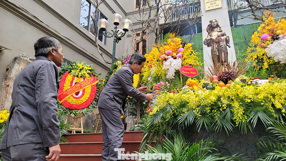 Chiến tranh đã đi qua nhưng nỗi đau với người dân Khâm Thiên chưa bao giờ nguôi ngoai. Hàng năm, cứ vào ngày 26/12, người dân Khâm Thiên lại làm lễ giỗ chung cho những người dân vô tội bị bom Mỹ sát hại. Người dân ở nhiều nơi cũng tìm về địa điểm này để thắp hương tưởng nhớ các nạn nhân bị bom Mỹ sát hại 50 năm trước.