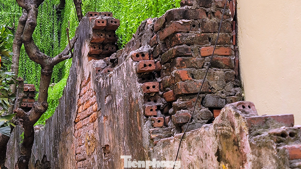 Bức tường còn sót lại của ngôi nhà bị bom Mỹ phá sập cách đây 50 năm.