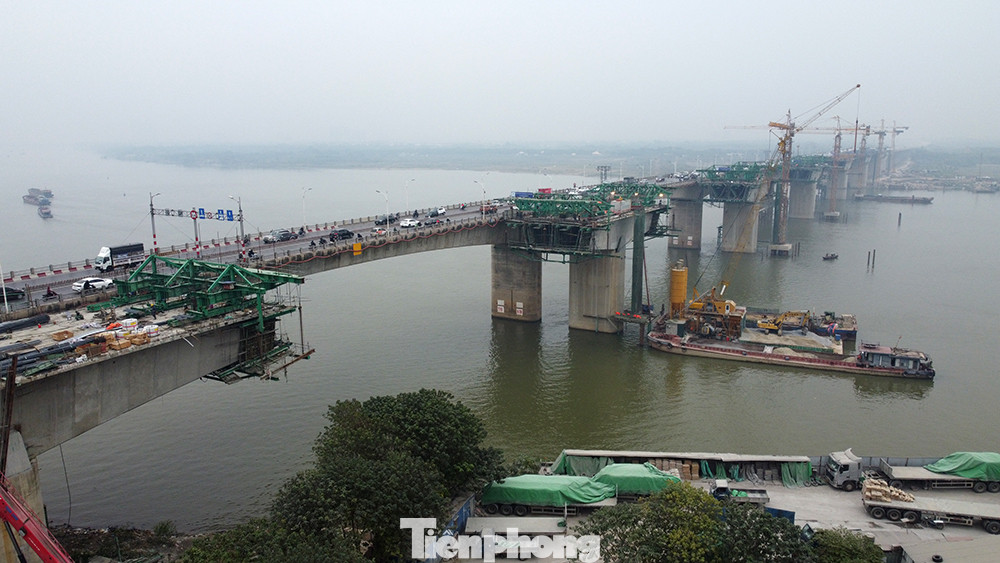 Sau gần 2 năm thi công dự án xây dựng cầu Vĩnh Tuy giai đoạn 2 (khởi công 9/1/2021), đến nay công trình đã hoàn thành nhiều hạng mục phức tạp.