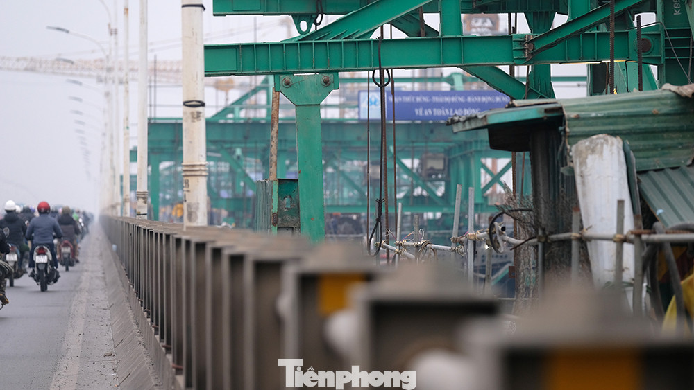 Công trường của đại dự án ngay sát Cầu Vĩnh Tuy 1 luôn tấp nập xe cộ. Đây là cây cầu luôn trong tình trạng quá tải với mật độ phương tiện tham gia giao thông cao trong bất cứ thời điểm nào trong ngày.