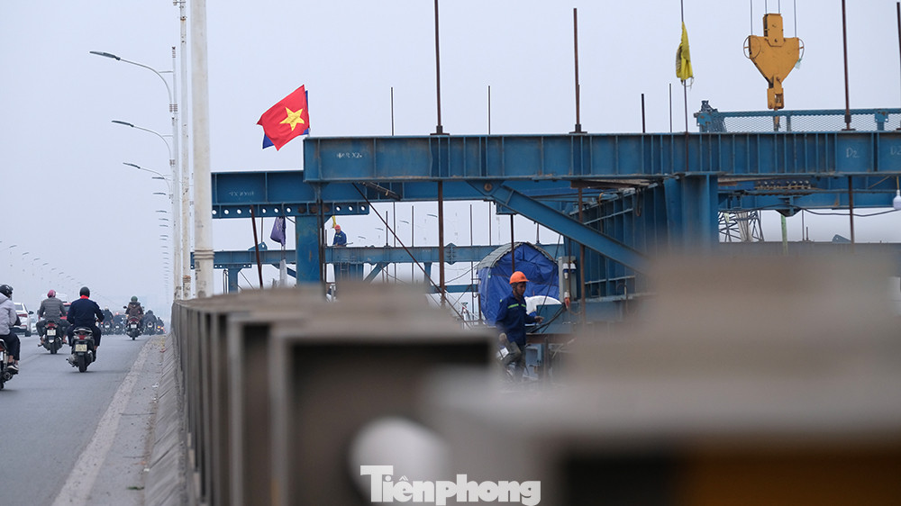 Công nhân liên danh nhà thầu đang tất bật thi công trên công trường Dự án Cầu Vĩnh Tuy giai đoạn 2 những ngày cuối cùng của năm 2022.