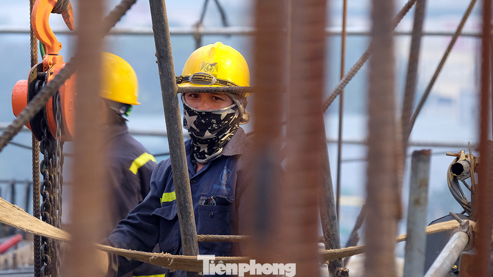 Trên công trường có tới 11 đơn vị nhà thầu chia làm 11 mũi thi công. Tổng số cán bộ kỹ thuật, công nhân thi công trên toàn bộ mặt bằng công trường là hơn 500 người, làm việc 3 ca, 4 kíp và thời gian thi công 24/24 giờ.