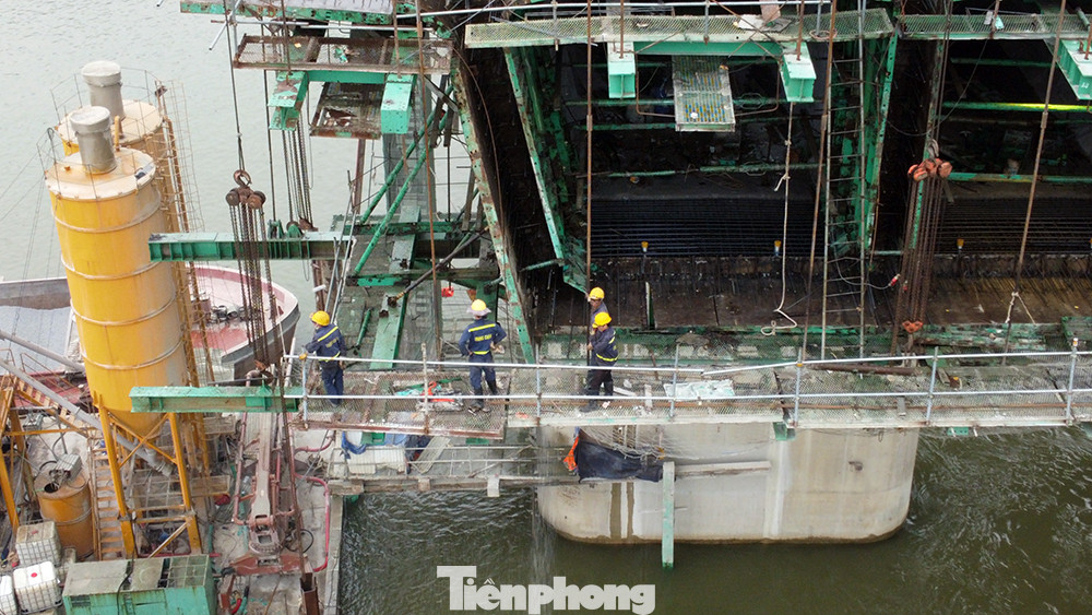 Các trụ cầu Vĩnh Tuy giai đoạn 2 đang được các nhà thầu khẩn trương thi công hoàn thành trước tiến độ đề ra.