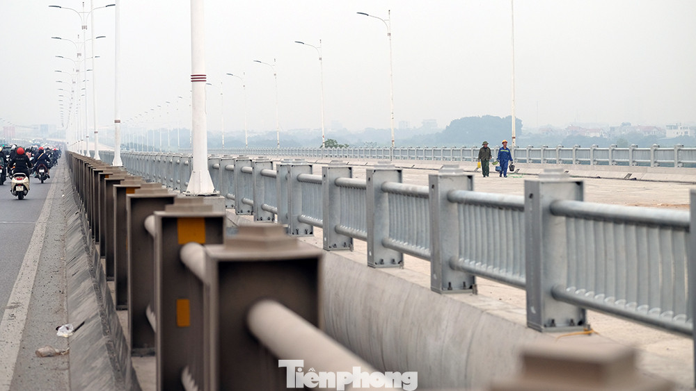 Cầu Vĩnh Tuy 2 được thiết kế gồm 53 nhịp, trong đó 44 nhịp Super T, 3 nhịp đúc hẫng và 6 nhịp dầm liên tục bản rỗng đúc trên đà giáo.