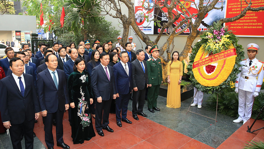 Trong không khí trang nghiêm, xúc động, các đồng chí lãnh đạo thành phố và các đại biểu đã thành kính đặt vòng hoa, dâng hương và dành một phút mặc niệm tưởng nhớ đồng bào bị bom Mỹ sát hại vào tháng 12-1972.