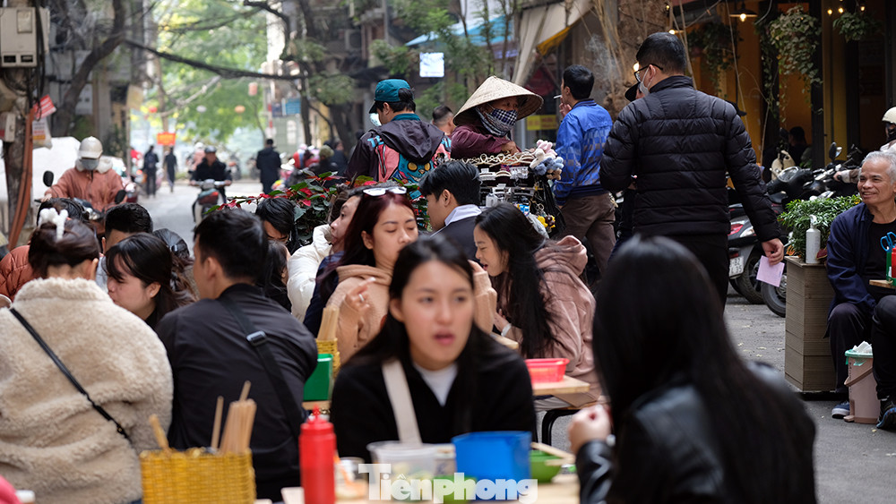 Thế mạnh của các tuyến phố Ngũ Xá là hàng quán kinh doanh dịch vụ ẩm thực đã tồn tại và phát triển nhiều năm qua với nhiều "thương hiệu" nổi tiếng. Thế mạnh của các tuyến phố Ngũ Xá là hàng quán kinh doanh dịch vụ ẩm thực đã tồn tại và phát triển nhiều năm qua với nhiều "thương hiệu" nổi tiếng.