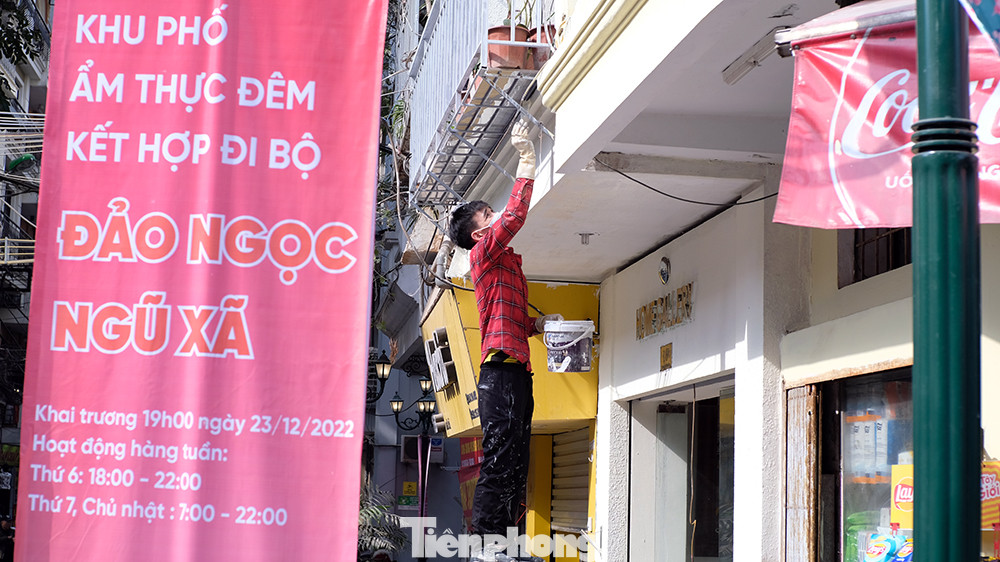 Do khu phố vừa mới khai trương, đến hôm nay vẫn còn một số hộ kinh doanh tích cực hoàn thiện công tác sửa sang, trang hoàng cho cửa hàng của mình. Do khu phố vừa mới khai trương, đến hôm nay vẫn còn một số hộ kinh doanh tích cực hoàn thiện công tác sửa sang, trang hoàng cho cửa hàng của mình.