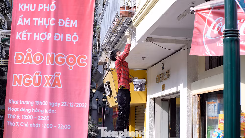 Do khu phố vừa mới khai trương, đến hôm nay vẫn còn một số hộ kinh doanh tích cực hoàn thiện công tác sửa sang, trang hoàng cho cửa hàng của mình.