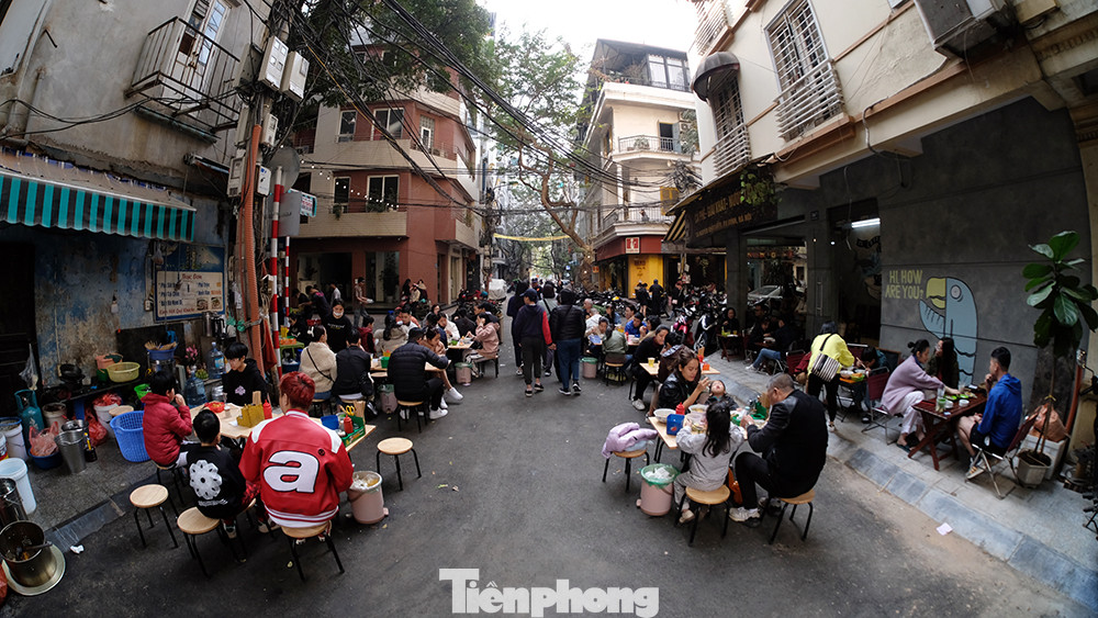 Sáng nay, một số quán ăn kín bàn từ bên trong đến ngoài vỉa hè. Sáng nay, một số quán ăn kín bàn từ bên trong đến ngoài vỉa hè.
