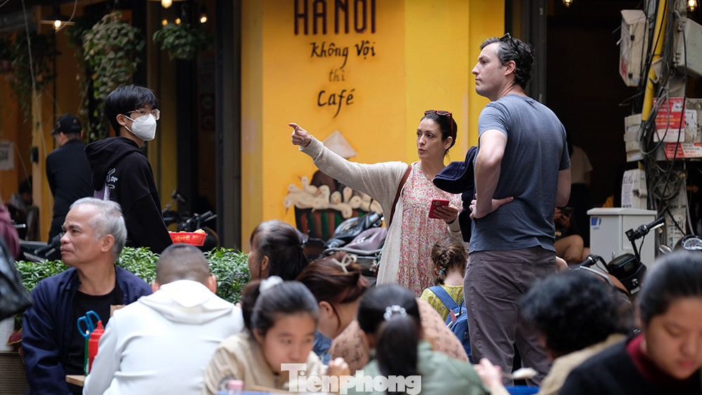 Trong những ngày đầu đi vào hoạt động, khu phố thu hút nhiều thực khách. Phần lớn các cửa hàng áp dụng mức giảm giá 15% trên tổng hóa đơn 3 ngày đầu mở cửa. Trong những ngày đầu đi vào hoạt động, khu phố thu hút nhiều thực khách. Phần lớn các cửa hàng áp dụng mức giảm giá 15% trên tổng hóa đơn 3 ngày đầu mở cửa.