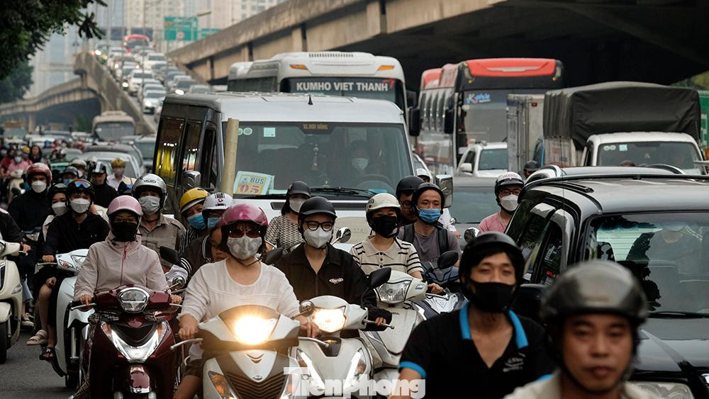 Hình ảnh được phóng viên Báo Tiền Phong ghi lại thời điểm 16 giờ hôm nay tại đoạn đường Khuất Duy Tiến (Thanh Xuân, Hà Nội).