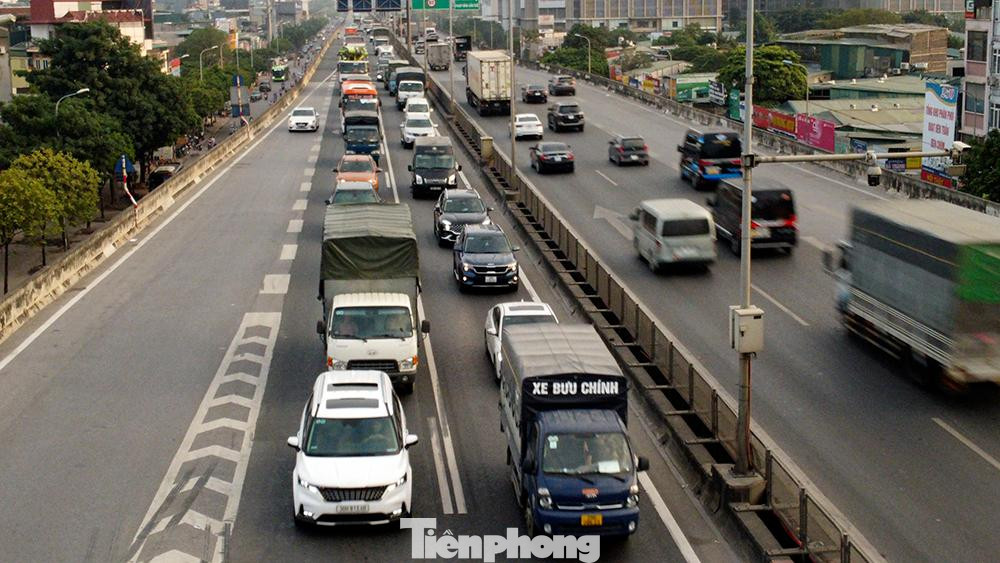"Hiện nay trên toàn tuyến đang cho chạy 80km/h, nhưng thực tế phần lớn trung bình rơi vào khoảng 30km thậm chí nhiều thời điểm xe đứng im, vì thế vành đai 3 trên cao tính lưu thông phương tiện rất thấp". Một tài xế vừa xuống khỏi đường trên cao ngán ngẩm chia sẻ.