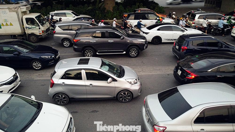 Ô tô chạy hàng 5, hàng 7 dưới lòng đường Nguyễn Xiển vào thời điểm 15 giờ hôm nay.
