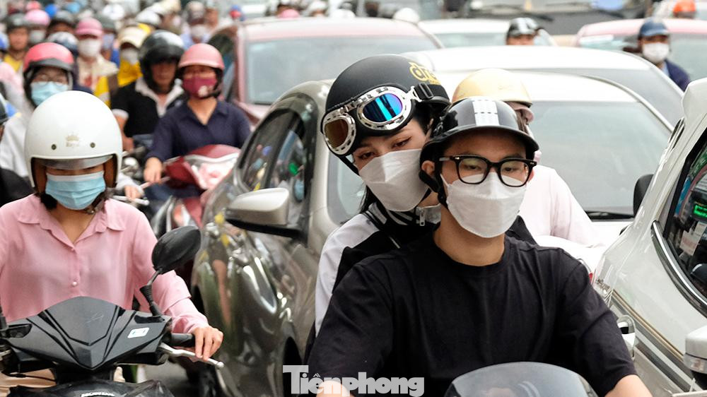 Nhiều người mệt mỏi vì ùn tắc.