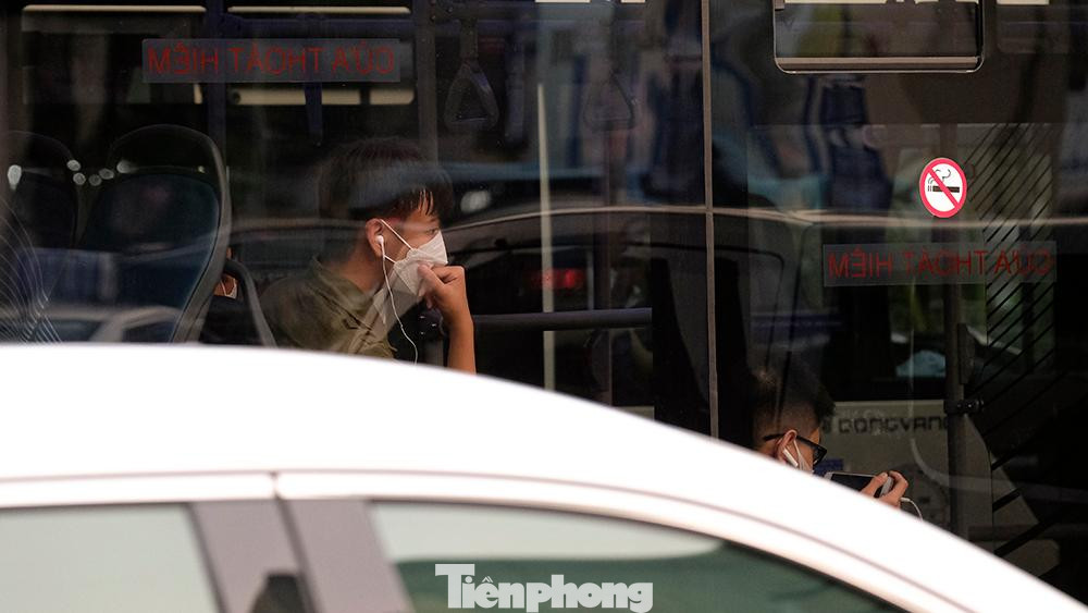 Hành khách ngồi phương tiện công cộng chỉ biết ngồi nghe nhạc trên xe đợi chờ qua được đoạn đường ách tắc.