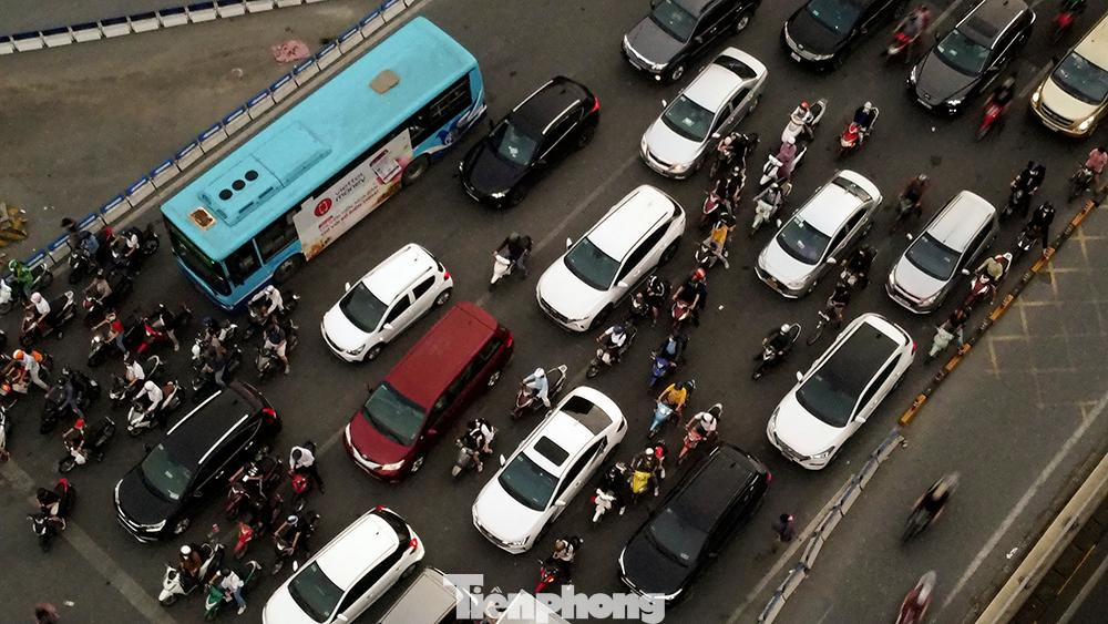 Cảnh ùn tắc nhìn từ trên cao.