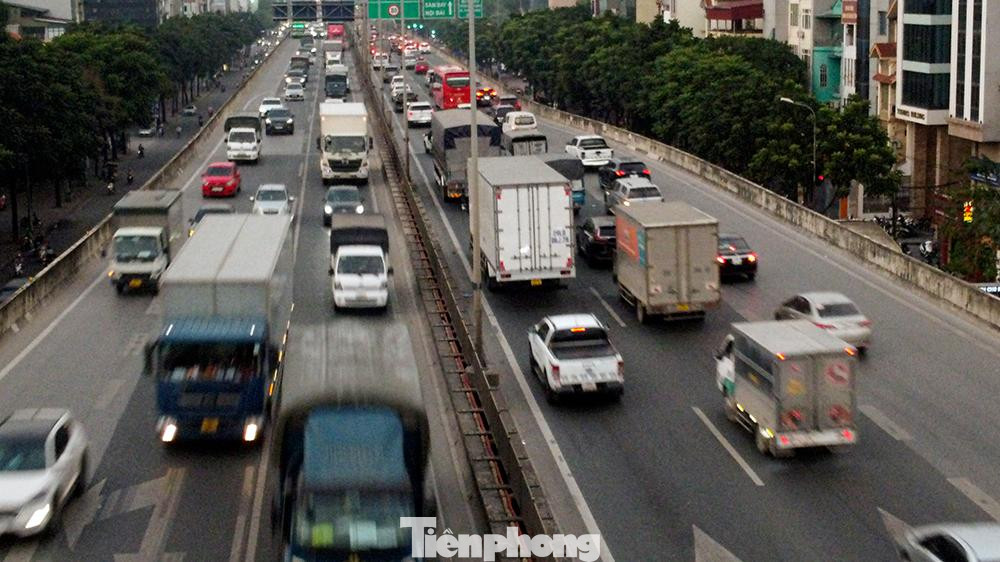 Phía trên đường trên cao, đã có nhiều ý kiến cho rằng, đã đến lúc phải tổ chức lại giao thông cho tuyến đường này như một tuyến đường đô thị, bởi nó đã thực sự là đường đô thị chứ không còn là cao tốc.