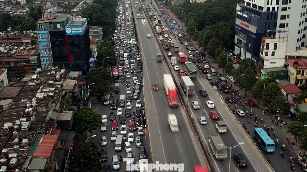 Không chỉ vào giờ cao điểm, tình trạng ùn tắc giao thông trên đường vành đai 3 vẫn thường xuyên xảy ra vào bất cứ thời điểm nào trong ngày.