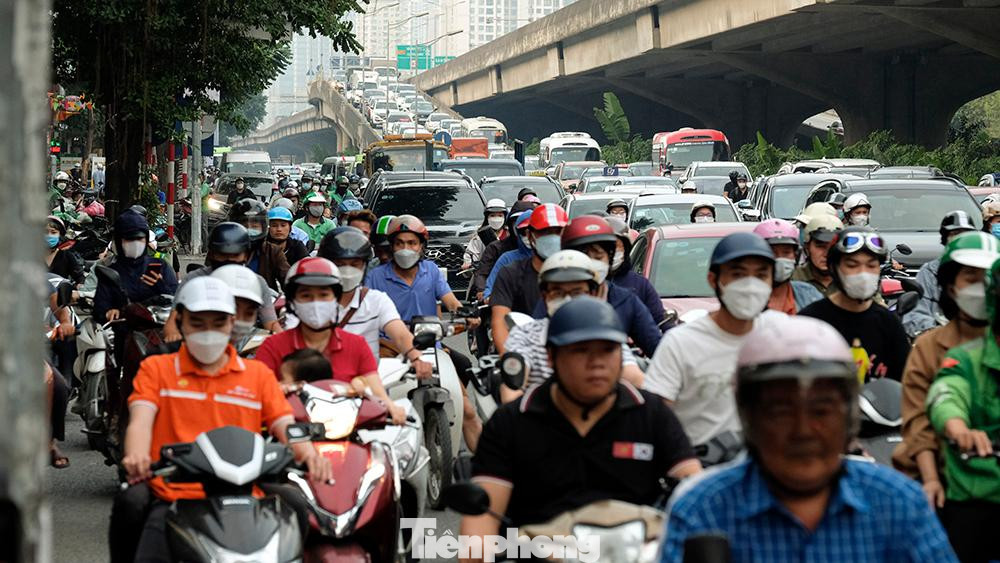 "Sau một tháng triển khai kế hoạch, tình hình ùn tắc giao thông và tai nạn giao thông trên tuyến vành đai 3 có nhiều chuyển biến tích cực, tuy nhiên, tình trạng ùn ứ giao thông vẫn diễn ra trong khung giờ cao điểm, sáng - trưa - chiều" - là bài phát biểu của Thiếu tá Phạm Đức Hoàng - Đội trưởng Đội CSGT số 14 (Phòng CSGT - Công an TP Hà Nội) tại một cuộc họp gần đây.