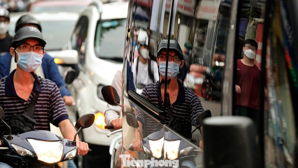 Đường phía dưới, xe máy và ô tô dành nhau từng tí diện tích mặt đường để lưu thông.