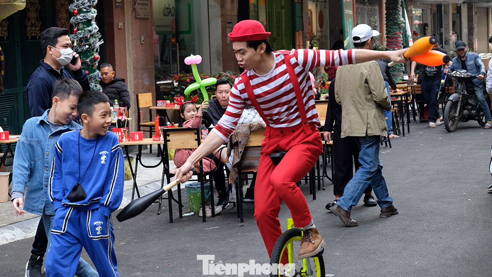 Trong ánh sáng ban ngày, khu phố bớt vẻ lung linh, náo nhiệt nhưng lại tăng thêm phần thư giãn, thảnh thơi. Trong ánh sáng ban ngày, khu phố bớt vẻ lung linh, náo nhiệt nhưng lại tăng thêm phần thư giãn, thảnh thơi.