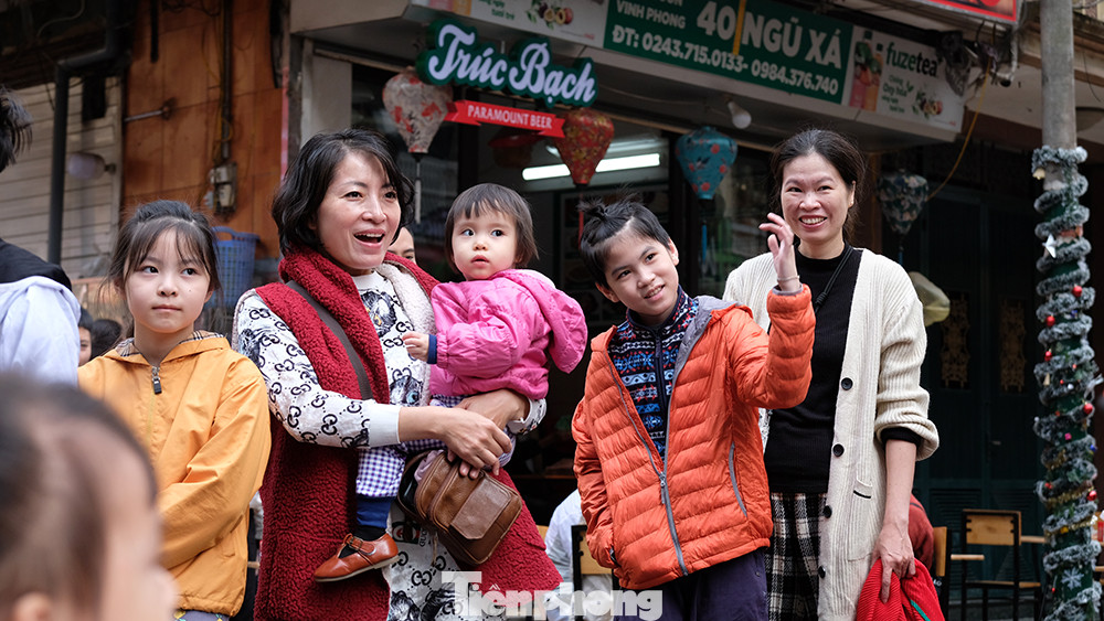 Nhiều người dân đã tranh thủ sáng cuối tuần thảnh thơi để đưa trẻ nhỏ đến đây thưởng thức bữa sáng và đi bộ, ngắm cảnh. Nhiều người dân đã tranh thủ sáng cuối tuần thảnh thơi để đưa trẻ nhỏ đến đây thưởng thức bữa sáng và đi bộ, ngắm cảnh.