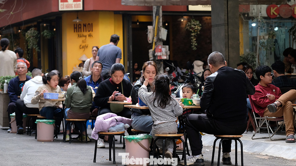 Từ trước khi trở thành khu phố ẩm thực, bán đảo Trúc Bạch vốn là nơi thu hút rất đông người dân đến thưởng thức các món phở cuốn, bún Thái, lẩu ếch, đồ nướng... Tại phố Trấn Vũ bao quanh đảo cũng có nhiều cửa hàng dịch vụ ăn uống, quán cà phê view đẹp nhìn ra hồ. Từ trước khi trở thành khu phố ẩm thực, bán đảo Trúc Bạch vốn là nơi thu hút rất đông người dân đến thưởng thức các món phở cuốn, bún Thái, lẩu ếch, đồ nướng... Tại phố Trấn Vũ bao quanh đảo cũng có nhiều cửa hàng dịch vụ ăn uống, quán cà phê view đẹp nhìn ra hồ.