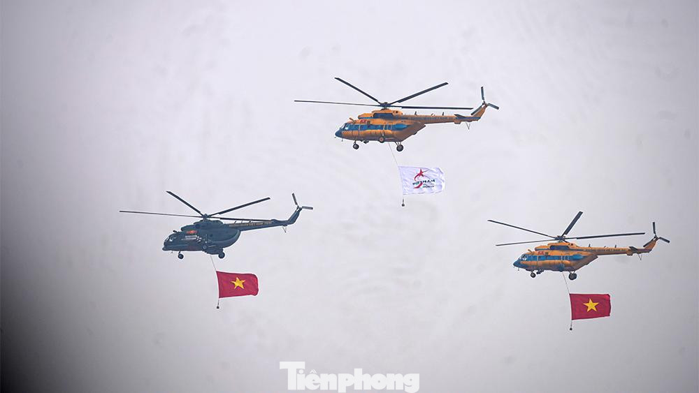 Mỗi chiếc trực thăng mang theo quốc kỳ Việt Nam cũng như cờ "Viet Nam Defence 2022" (Quốc phòng Việt Nam 2022).