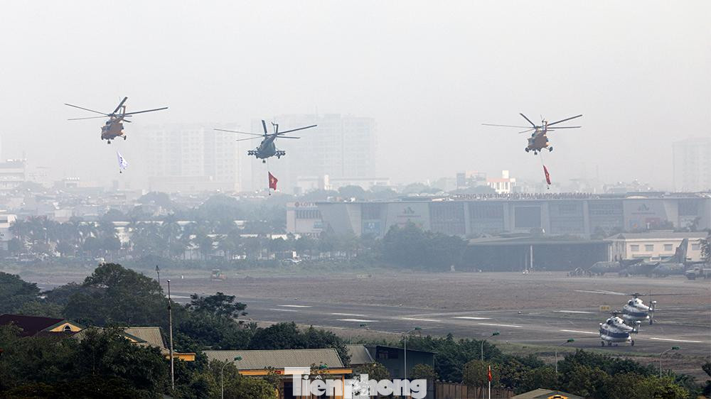 Đội máy bay trực thăng họ Mi cất cánh từ sân bay Gia Lâm.