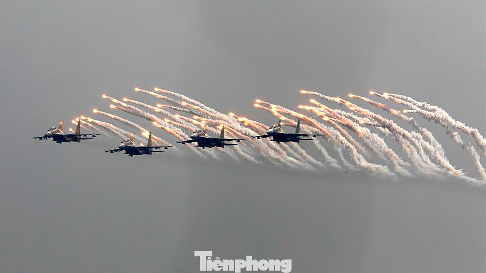 Tiêm kích Su-30MK2 hiện đại nhất của Không quân Việt Nam thả bẫy mồi nhiệt trên bầu trời thủ đô.