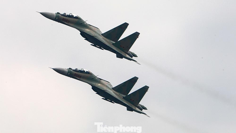 Tiếng động cơ phản lực rền vang trên bầu trời, kết hợp với động tác chao lượn trên không của máy bay Su-30MK2 tạo ấn tượng mạnh mẽ đối với người dân thủ đô.