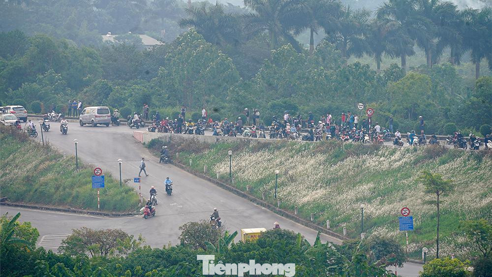 Rất nhiều người dân đã có mặt tại khu vực xung quanh sân bay Gia Lâm để chứng kiến các màn biểu diễn của Không quân Việt Nam.