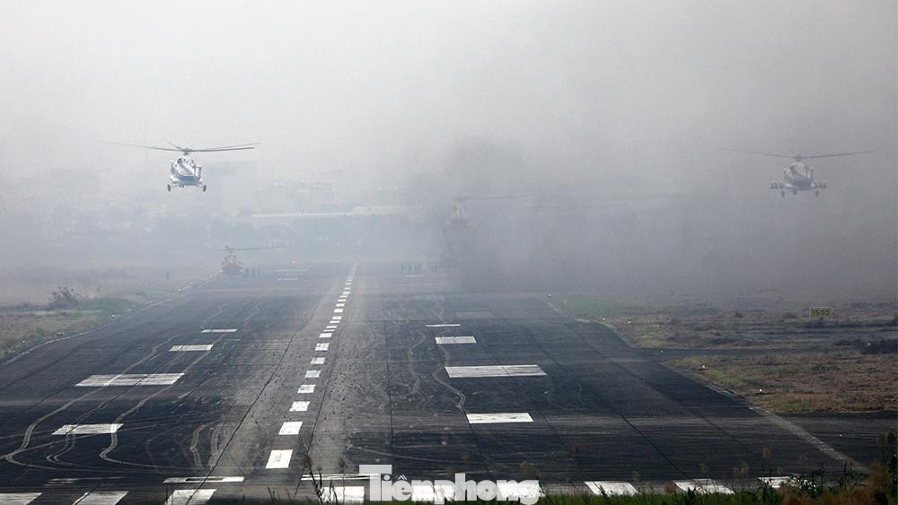 Những chiếc trực thăng vận tải họ Mi hạ cánh xuống sân bay Gia Lâm sau khi kết thúc buổi bay.