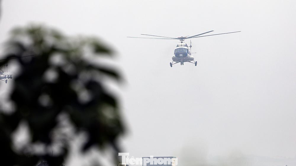 Đội hình bay của máy bay trực thăng Mi hạ thấp độ cao để chuẩn bị hạ cánh.