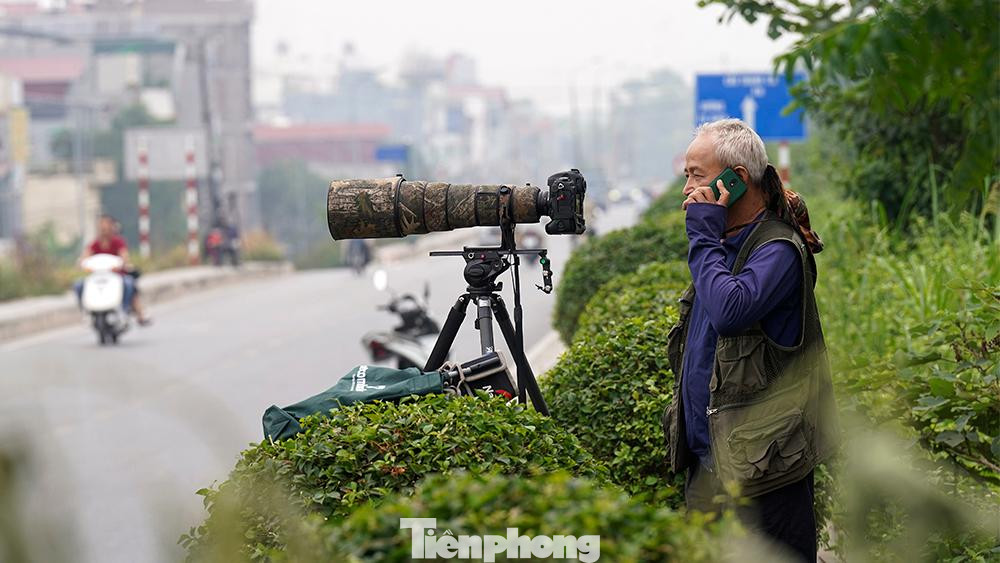 Hoạt động luyện tập của các máy bay quân sự hiện đại đã thu hút được sự chú ý của người dân thủ đô.