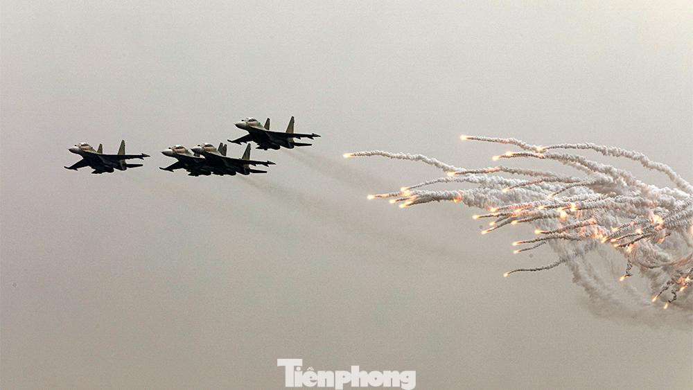 Ấn tượng nhất trong phần trình diễn là màn thả bẫy mỗi nhiệt của 4 tiêm kích Su-30MK2.