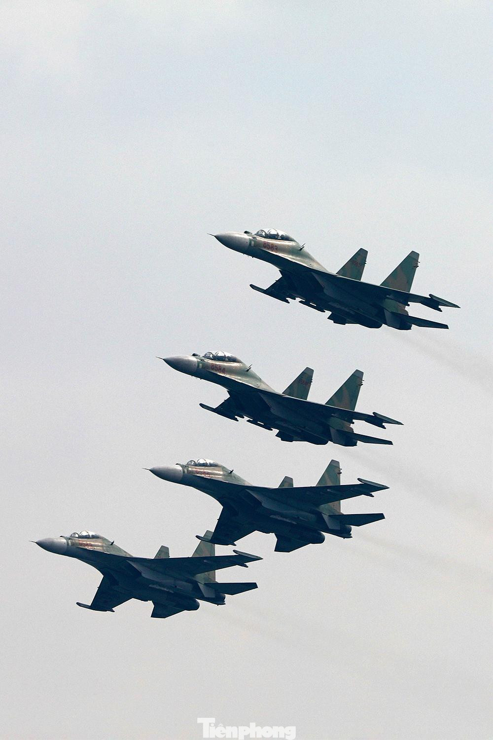 Tiếp tục kế hoạch luyện tập chuẩn bị tham gia Triển lãm Quốc phòng quốc tế Việt Nam 2022, các đơn vị máy bay chiến đấu Su-30MK2 và trực thăng họ Mi thực hành thao diễn trên bầu trời khu vực sân bay Gia Lâm, Hà Nội.