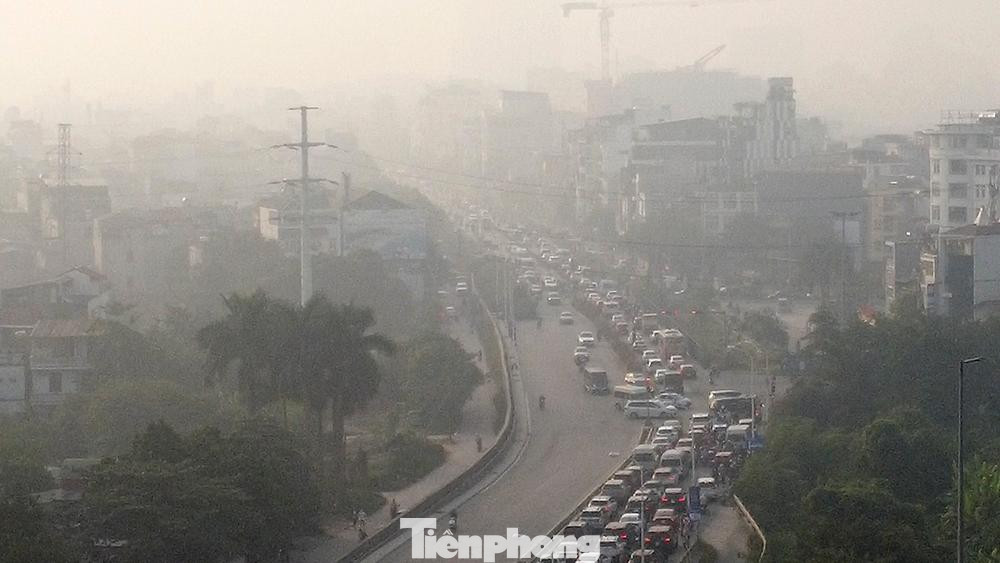 Chia sẻ nguyên nhân dẫn đến ô nhiễm không khí những ngày qua, các chuyên gia cho biết, ô nhiễm không khí ở Hà Nội liên quan đến khí tượng. Những ngày qua, thời tiết Hà Nội xảy ra hiện tượng nghịch nhiệt khiến các chất ô nhiễm không khí từ nguồn giao thông, xây dựng, sản xuất công nghiệp, làng nghề và các hoạt động dân sinh không phát tán được mà đọng lại ở khu vực gần mặt đất, gây ô nhiễm nghiêm trọng.