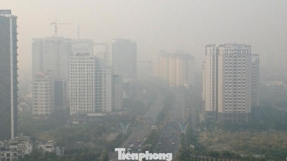 Khuyến cáo: Những ngày ô nhiễm, người dân cần hạn chế ra khỏi nhà, vận động, tập thể dục, lao động ngoài trời khi chất lượng không khí ở mức xấu. Khi ra đường nên sử dụng khẩu trang đảm bảo chất lượng và đeo khẩu trang đúng quy cách. Vệ sinh mũi, súc họng sáng tối bằng nước muối sinh lý, đặc biệt là sau khi ra đường. Tra rửa mắt bằng nước muối sinh lý vào buổi tối trước khi đi ngủ.