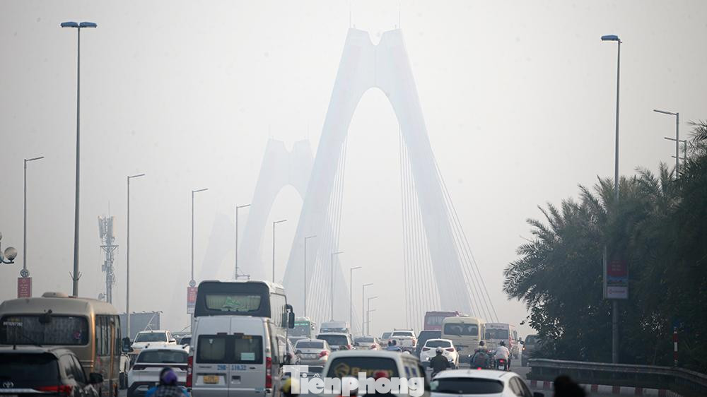 Vào thời điểm khoảng 6h30 sáng nay (7/11), hàng chục điểm đo chất lượng không khí của mạng lưới PAM Air (Mạng lưới theo dõi chất lượng không khí thực tế đầu tiên và duy nhất phủ khắp 63 tỉnh thành Việt Nam) ghi nhận chất lượng không khí Hà Nội phổ biến ở ngưỡng đỏ (ngưỡng xấu - có hại cho sức khỏe tất cả mọi người), cá biệt một số điểm lên ngưỡng tím (ngưỡng rất xấu - rất có hại cho sức khỏe mọi người).