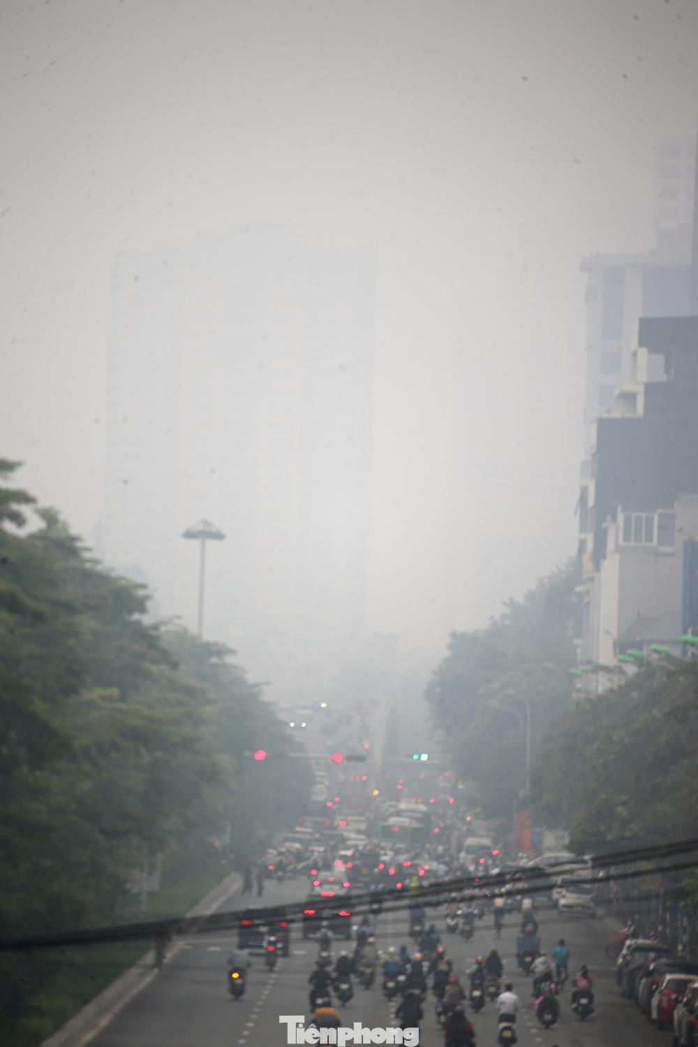 Tình trạng này duy trì suốt buổi sáng, đến trưa chiều, chất lượng không khí được cải thiện nhưng vẫn phổ biến ở ngưỡng đỏ và ngưỡng cam (bắt đầu ảnh hưởng đến sức khỏe các đối tượng nhạy cảm như người già, trẻ em, người mắc bệnh hô hấp, tim mạch).