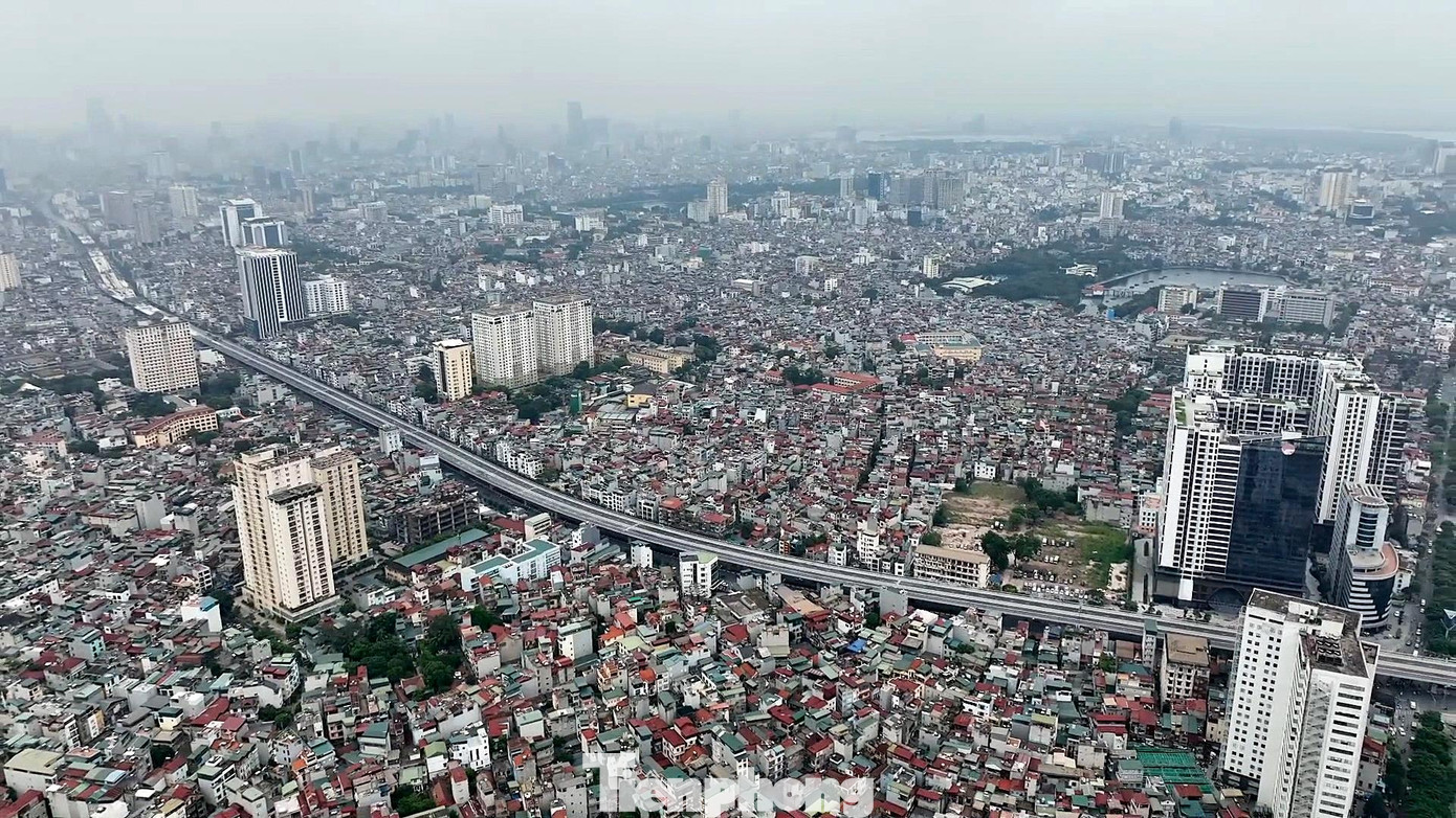 Sau hơn 4 năm thi công, tuyến đường Vành đai 2 trên cao đoạn từ Ngã Tư Sở tới cầu Vĩnh Tuy đã hoàn thiện trên 90%. Dự án có chiều dài khoảng 5,1km, quy mô 4 làn xe chạy với vận tốc cho phép 80km/h. Tuyến đường sẽ nối liền 3 quận trung tâm gồm Đống Đa, Thanh Xuân, Hai Bà Trưng. Khi hoàn thành và đưa vào sử dụng dự kiến vào tháng 12 năm nay, các phương tiện ôtô đi theo hướng từ Ngã Tư Sở đi cầu Vĩnh Tuy sẽ di chuyển hoàn toàn trên cao để ra khu vực ngoại thành, giúp giảm ùn tắc nhiều năm qua tại điểm đen giao thông này.