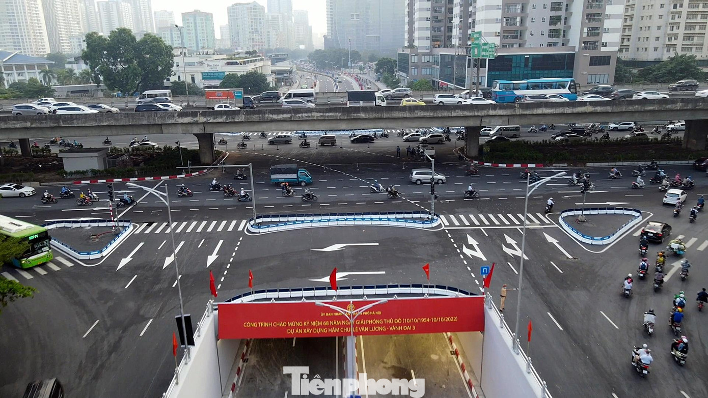 Trên tuyến đường Vành đai 3, hầm chui Lê Văn Lương - Tố Hữu vừa được khánh thành và đưa vào sử dụng sau 2 năm thi công. Theo thiết kế, hầm chui dài 475m, trong đó phần hầm kín dài 95m, hầm hở và gờ chắn dẫn vào hầm kín dài 380m với 4 làn xe. Tại đây sẽ hình thành nút giao thông có 3 tầng xe chạy, kỳ vọng giải quyết tình trạng ùn tắc giao thông trong khu vực. Đây là hầm chui thứ tư của Hà Nội đi vào hoạt động