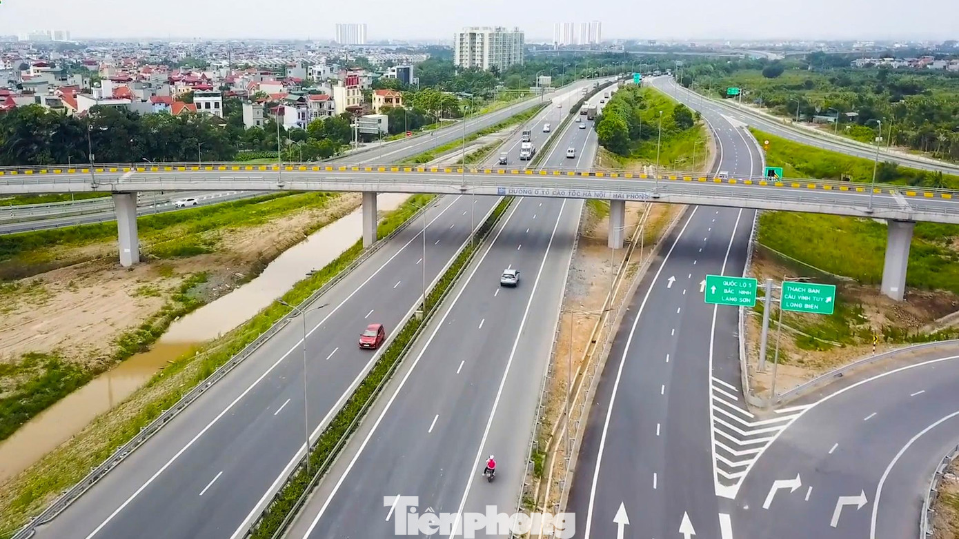 Nút giao thông phía đông Thủ đô là đường cao tốc 5B đã kết nối Hà Nội với vùng kinh tế trọng điểm Hải Phòng - Quảng Ninh.