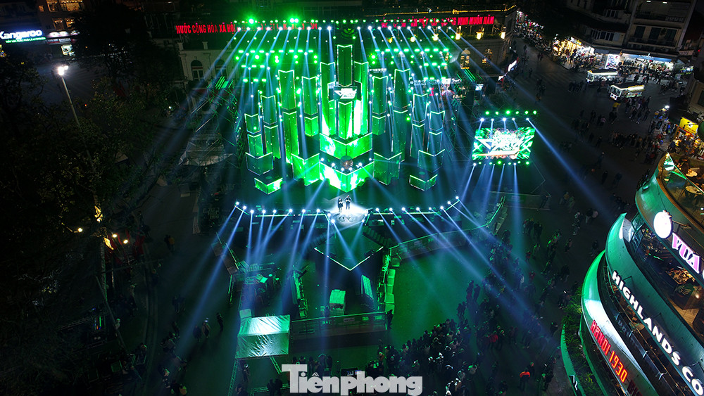 Chương trình “Countdown Night 2023” đang diễn ra tại Quảng Trường Đông Kinh Nghĩa Thục (cạnh Hồ Hoàn Kiếm, Hà Nội). Với sân khấu hoành tráng và đèn laze rực rỡ sắc màu. Chương trình “Countdown Night 2023” đang diễn ra tại Quảng Trường Đông Kinh Nghĩa Thục (cạnh Hồ Hoàn Kiếm, Hà Nội). Với sân khấu hoành tráng và đèn laze rực rỡ sắc màu.