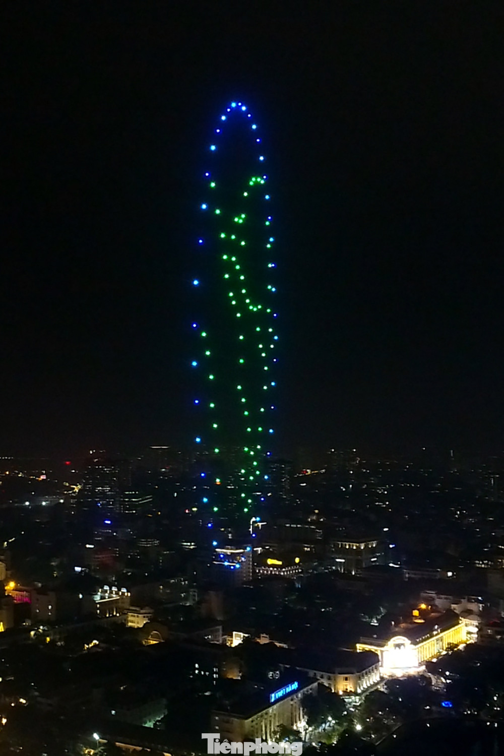 Điểm nhấn của chương trình countdown đếm ngược là màn trình diễn các mô hình và bằng ánh sáng nghệ thuật từ Drone light không người lái trên không diễn ra vào thời khắc giao thừa chuyển giao giữa năm 2022 và năm 2023. Điểm nhấn của chương trình countdown đếm ngược là màn trình diễn các mô hình và bằng ánh sáng nghệ thuật từ Drone light không người lái trên không diễn ra vào thời khắc giao thừa chuyển giao giữa năm 2022 và năm 2023.