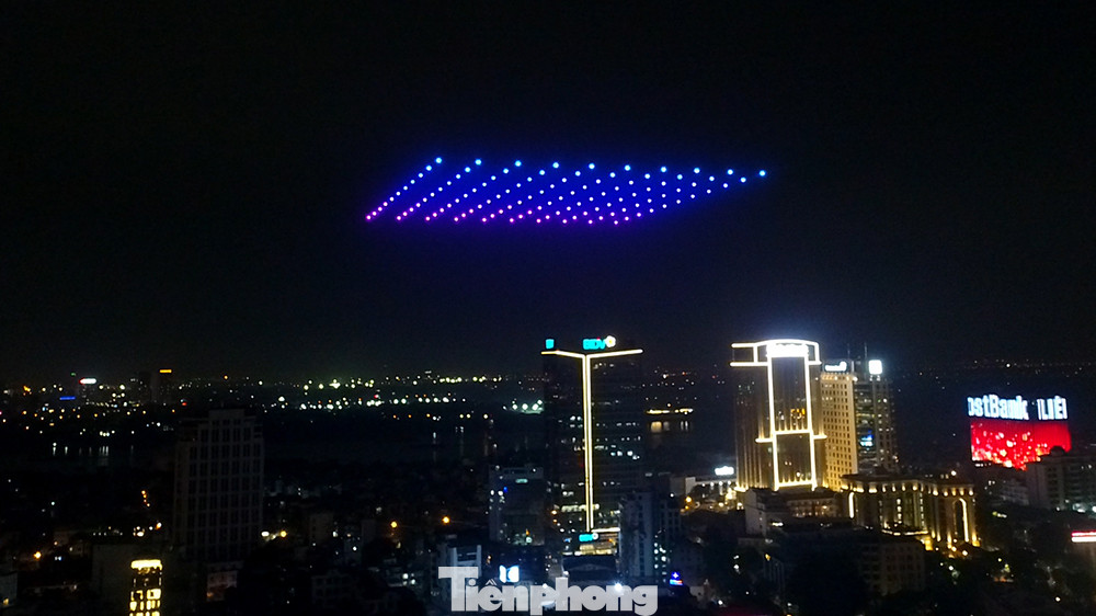 Hàng trăm Drone sẽ xếp hàng thành tấm thảm ánh sáng cực lớn trên bầu trời rồi hạ cánh sau khi hoàn thành nhiệm vụ của mình trong đêm đón chào năm mới 2023. Hàng trăm Drone sẽ xếp hàng thành tấm thảm ánh sáng cực lớn trên bầu trời rồi hạ cánh sau khi hoàn thành nhiệm vụ của mình trong đêm đón chào năm mới 2023.