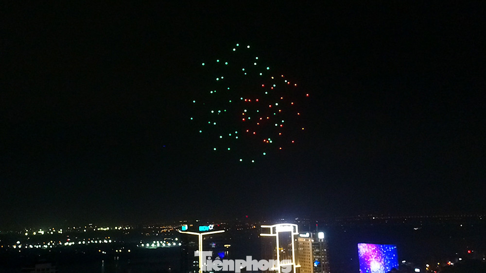 Do năm nay đón chào năm mới 2023 Hà Nội không tổ chức bắn pháo hoa nên những chiếc máy bay không người lái này cũng sẽ tạo nên những hiệu ứng ánh sáng như những chùm pháo hoa rực sáng trên bầu trời Thủ đô. Do năm nay đón chào năm mới 2023 Hà Nội không tổ chức bắn pháo hoa nên những chiếc máy bay không người lái này cũng sẽ tạo nên những hiệu ứng ánh sáng như những chùm pháo hoa rực sáng trên bầu trời Thủ đô.